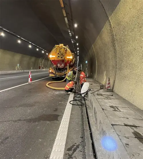 东莞生态园隧道排水渠清淤